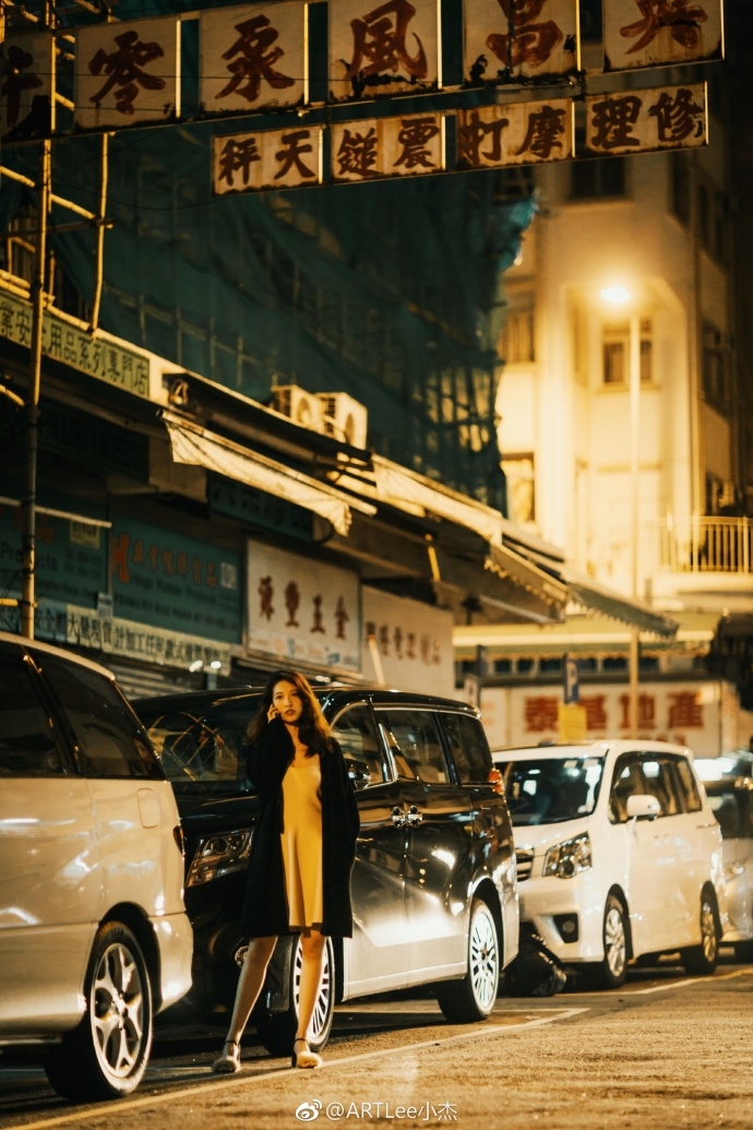 夜港街头少女露酥胸诱惑性感图片 