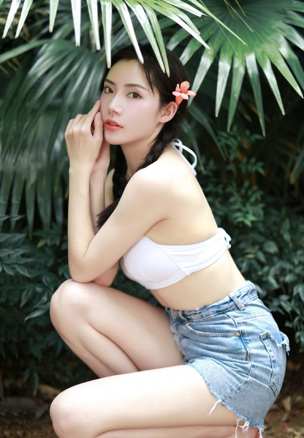 娇小美女Kely香香性感红肚兜诱惑图片 