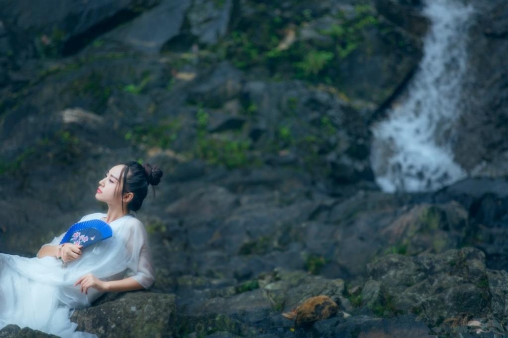 优雅的汉服美女赤脚玉足河边妩媚销魂图片 