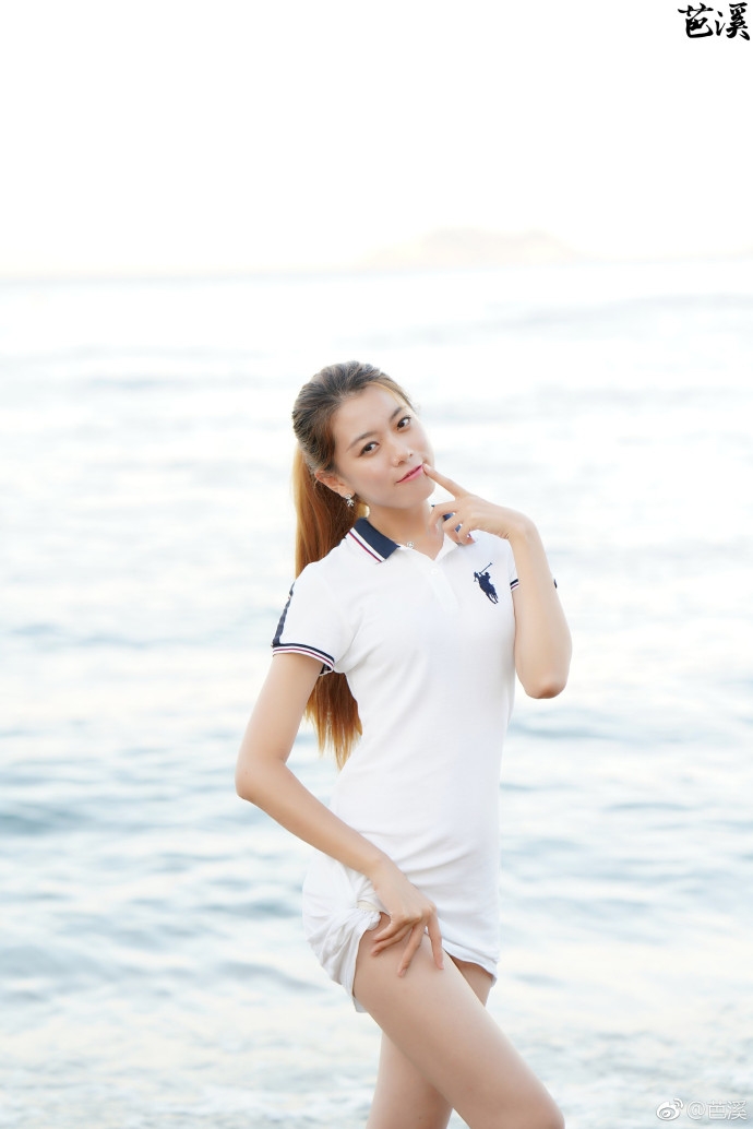 海边风骚少女撩衣诱惑性感美女勾引写真 