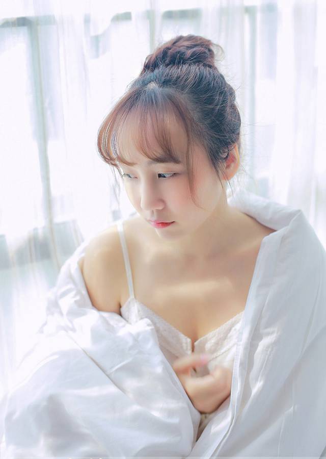 童颜美乳萝莉美女思琪Sukiii粉嫩柔软性感床照 