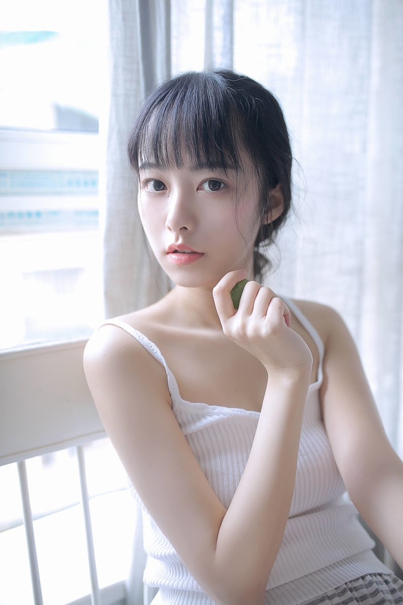 丰满翘臀美女玛鲁娜Manuela比基尼写真 