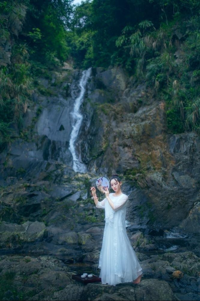 优雅的汉服美女赤脚玉足河边妩媚销魂图片 