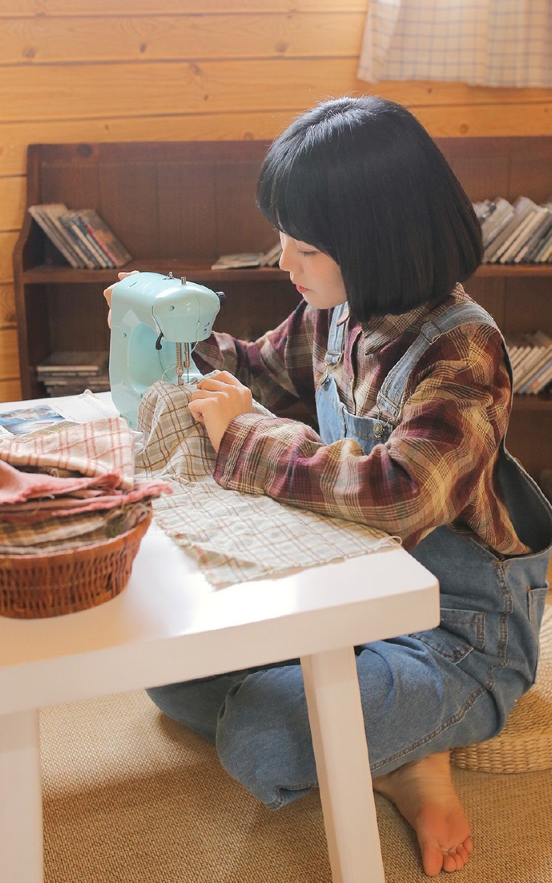 文学少女学生妹室内牛仔背带裤清纯写真 