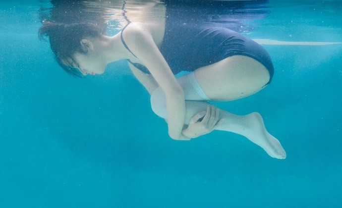 深海女孩湿身连体内衣白丝氧气白嫩写真 