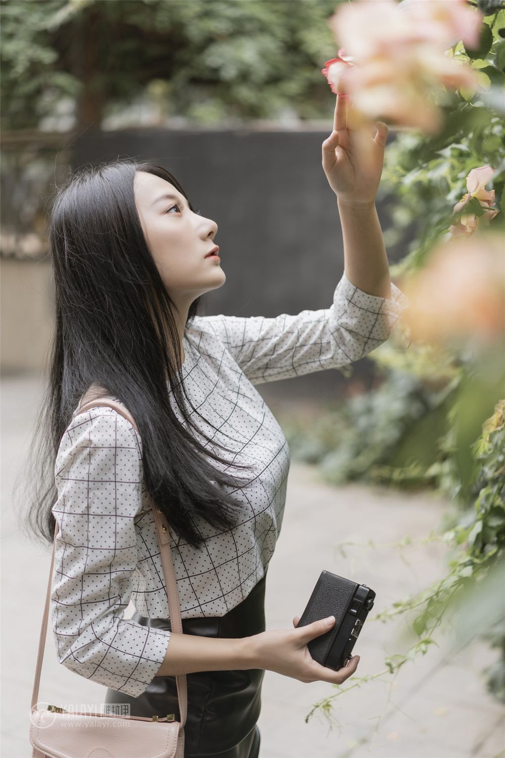 日本女演员唐泽铃性感内衣写真 