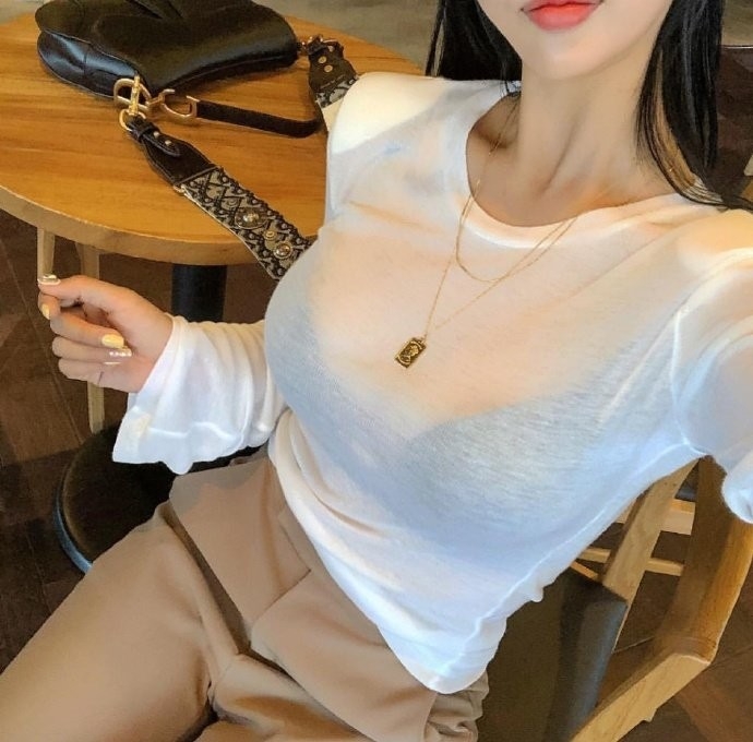 热爱运动的韩系美女白色透视上衣妩媚写真图片 