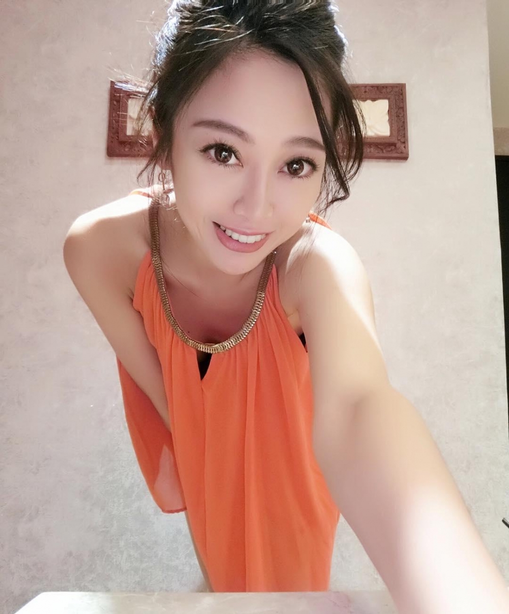 长腿美女老师抹胸性感好身材写真图片 