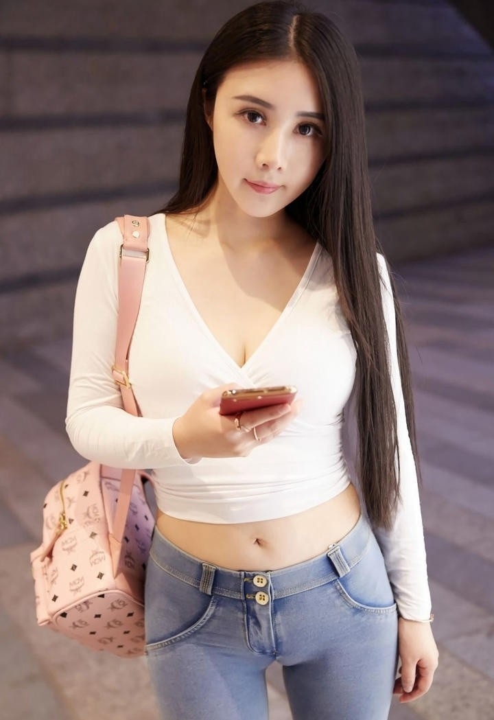 丰满身材美女紧身衣性感写真合集 