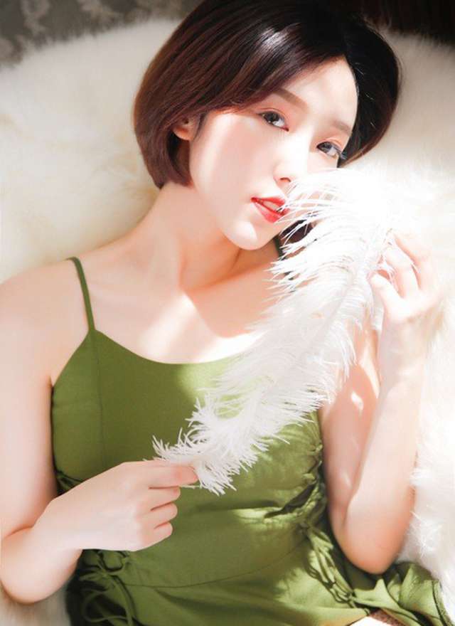 性感大胸美女空姐私房写真图片 