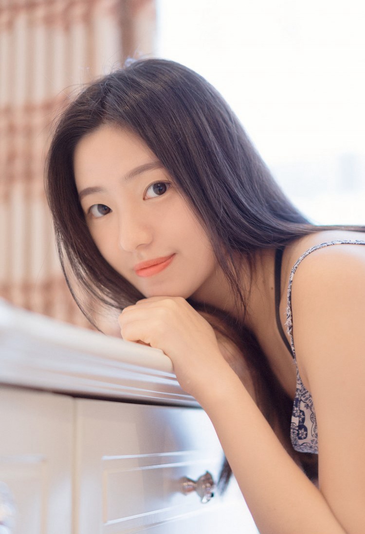 90后美女模特莫雅淇家居私房写真图片 