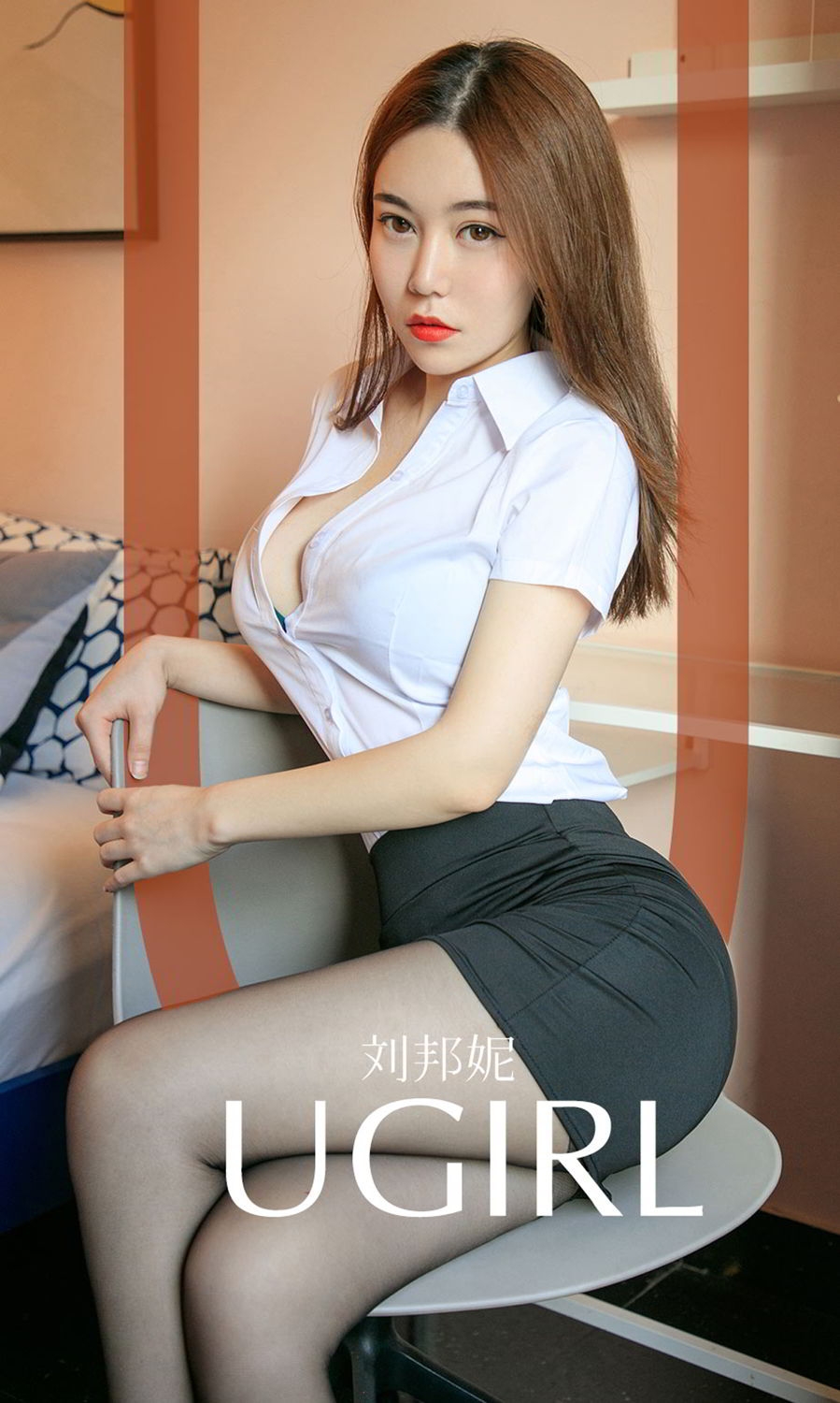 制服女秘书刘邦妮短裙图片 