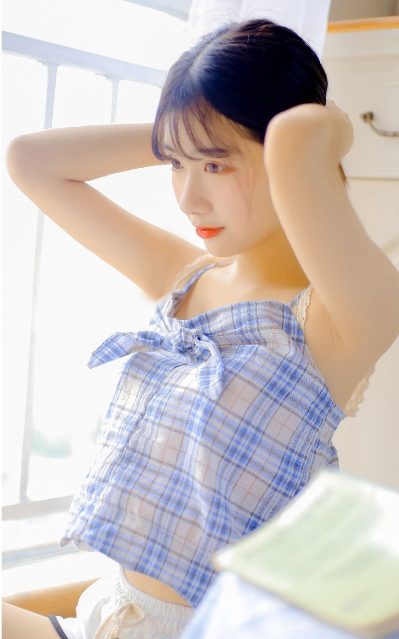 氧气少女丝袜美腿吊带美乳性感写真 