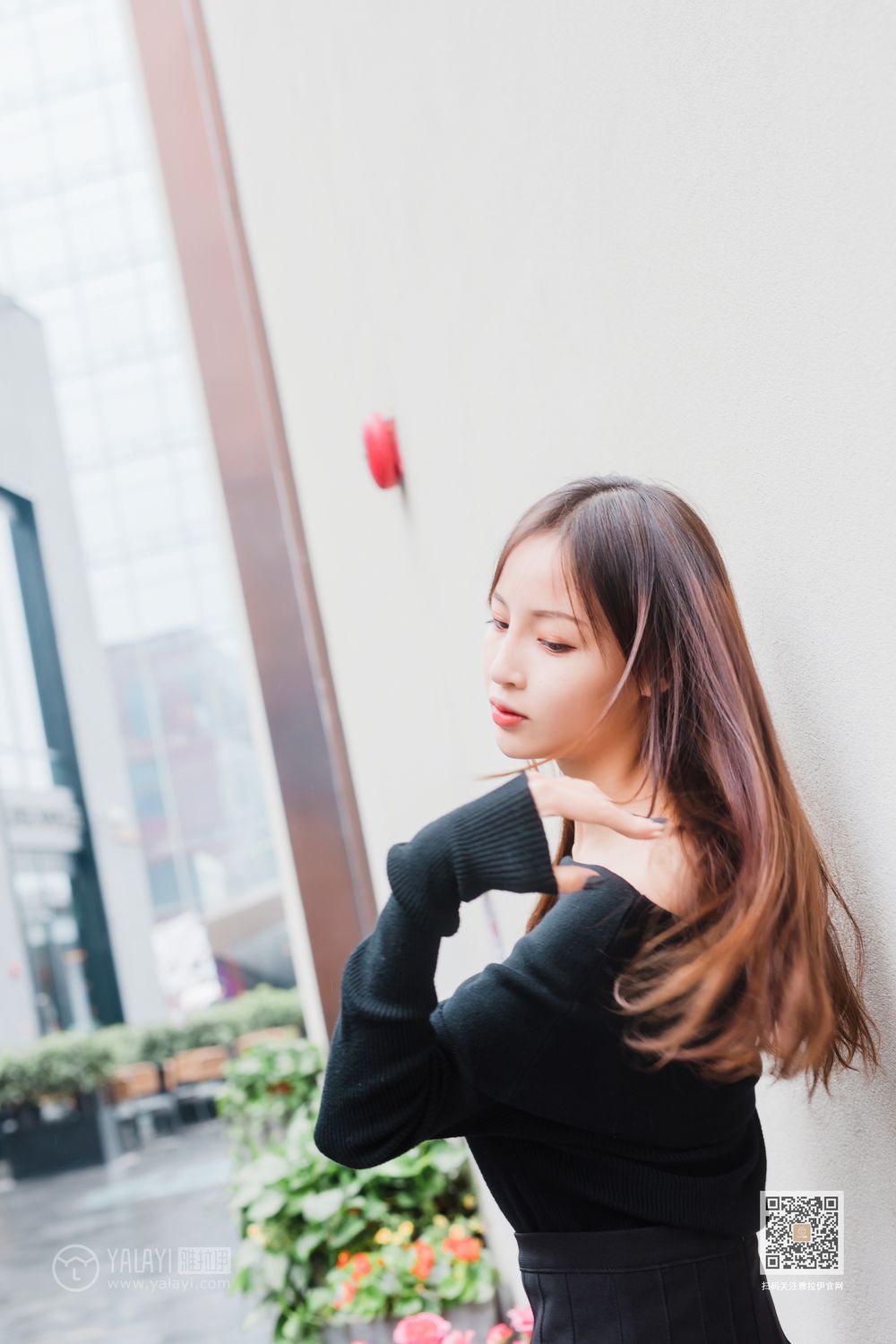 韩国美女小五香肩诱惑极品美腿艺术写真 