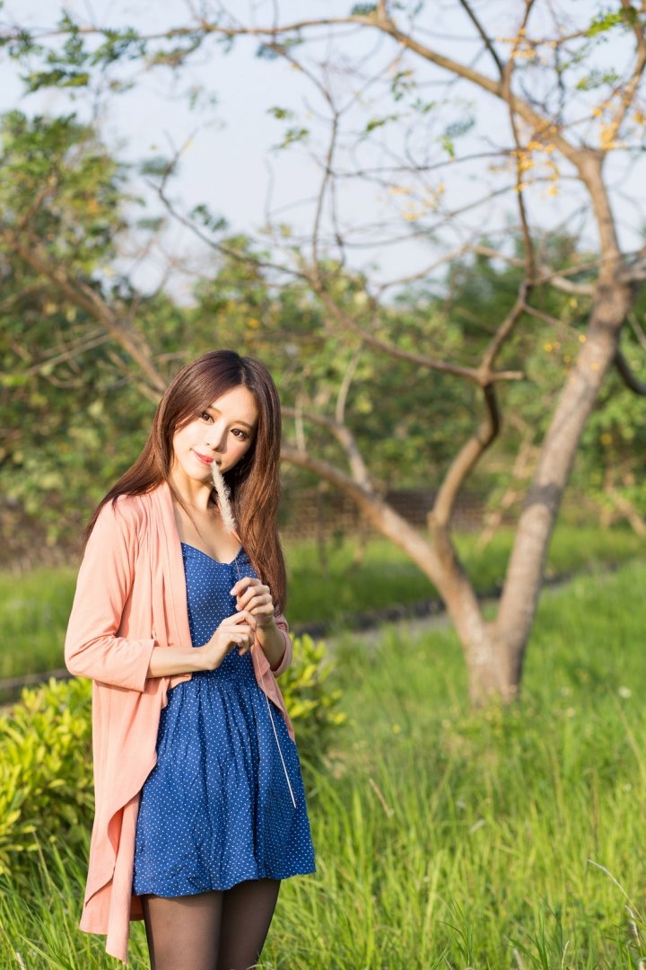 美女身穿性感衣物户外自拍照 