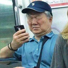 地铁老人看手机表情是什么梗