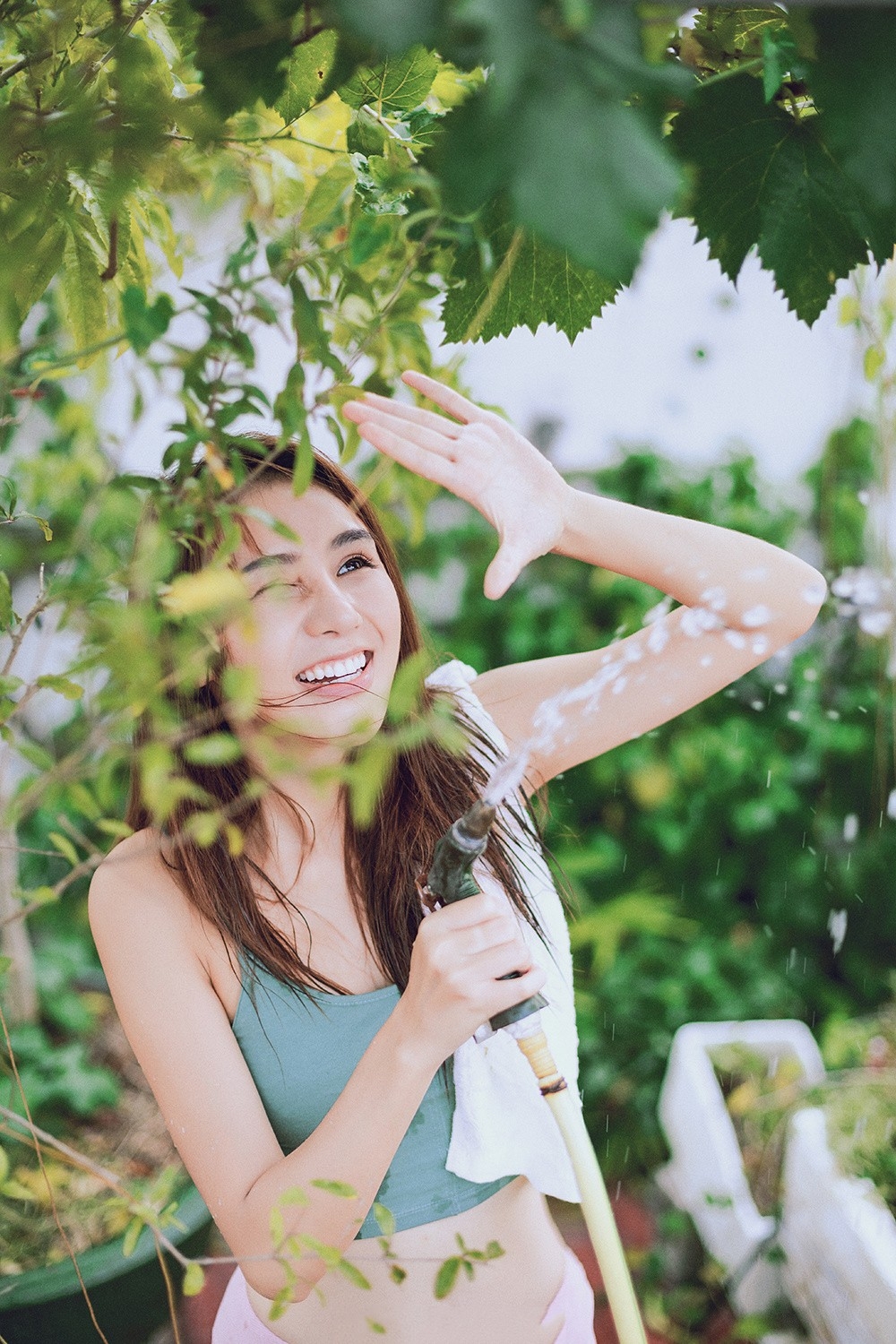 运动少女户外湿身性感大腿写真 