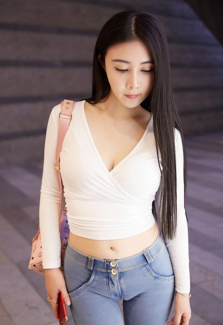 丰满身材美女紧身衣性感写真合集 