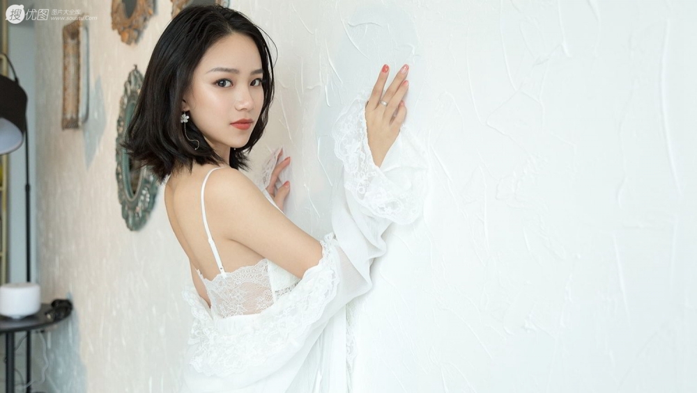 美女模特予念蕾丝吊带睡裙居家性感写真 