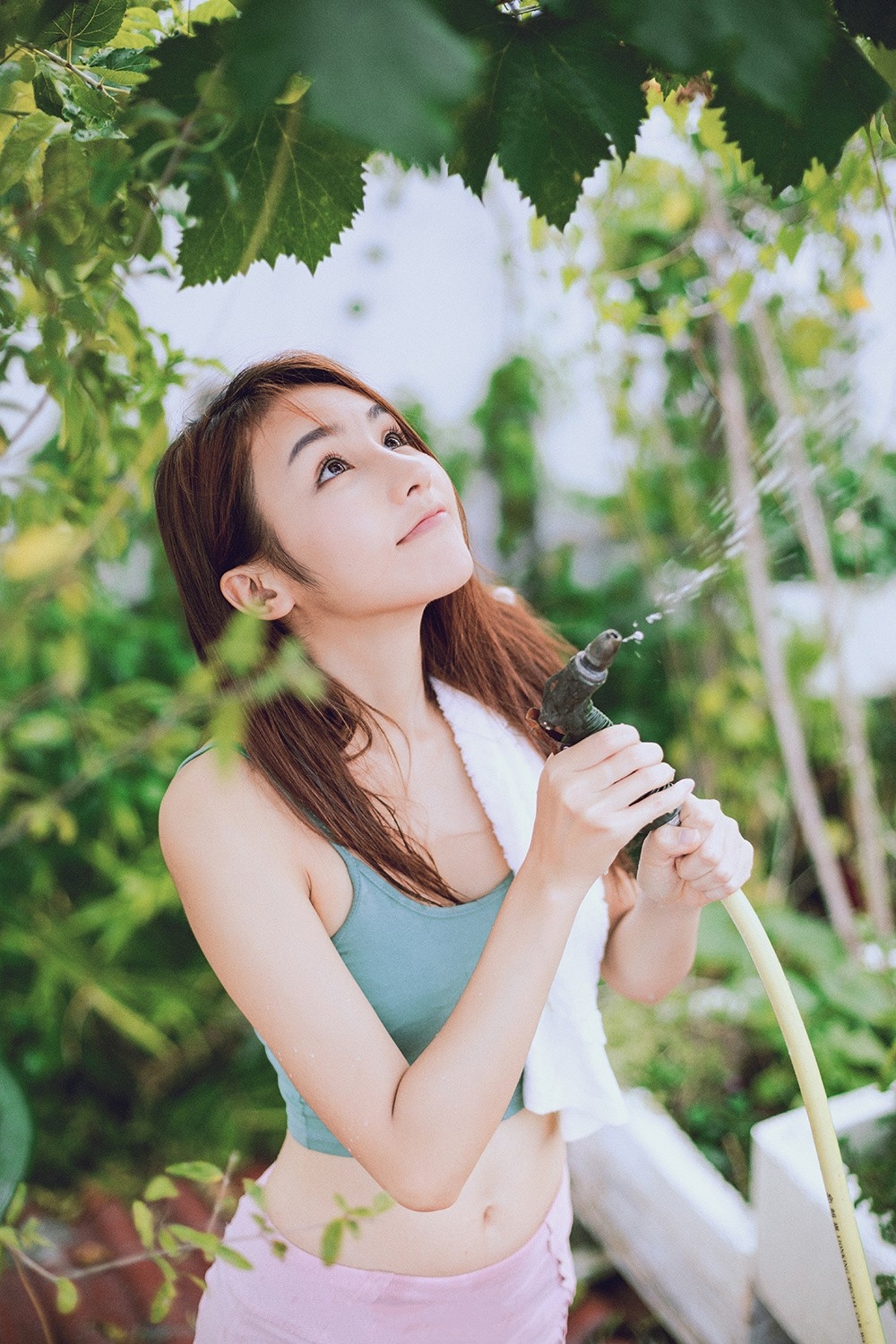 运动少女户外湿身性感大腿写真 