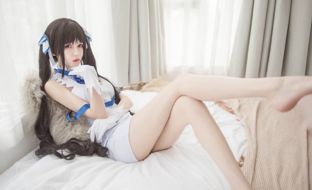 白皙美女赫斯缇亚cosplay写真 