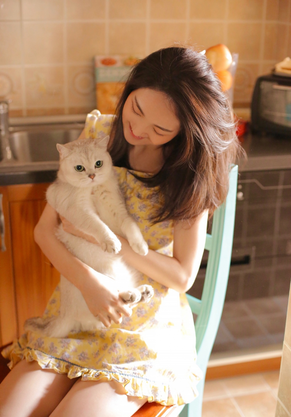 笑靥如花的邻家妹妹俏皮吊带韵味居家写真 