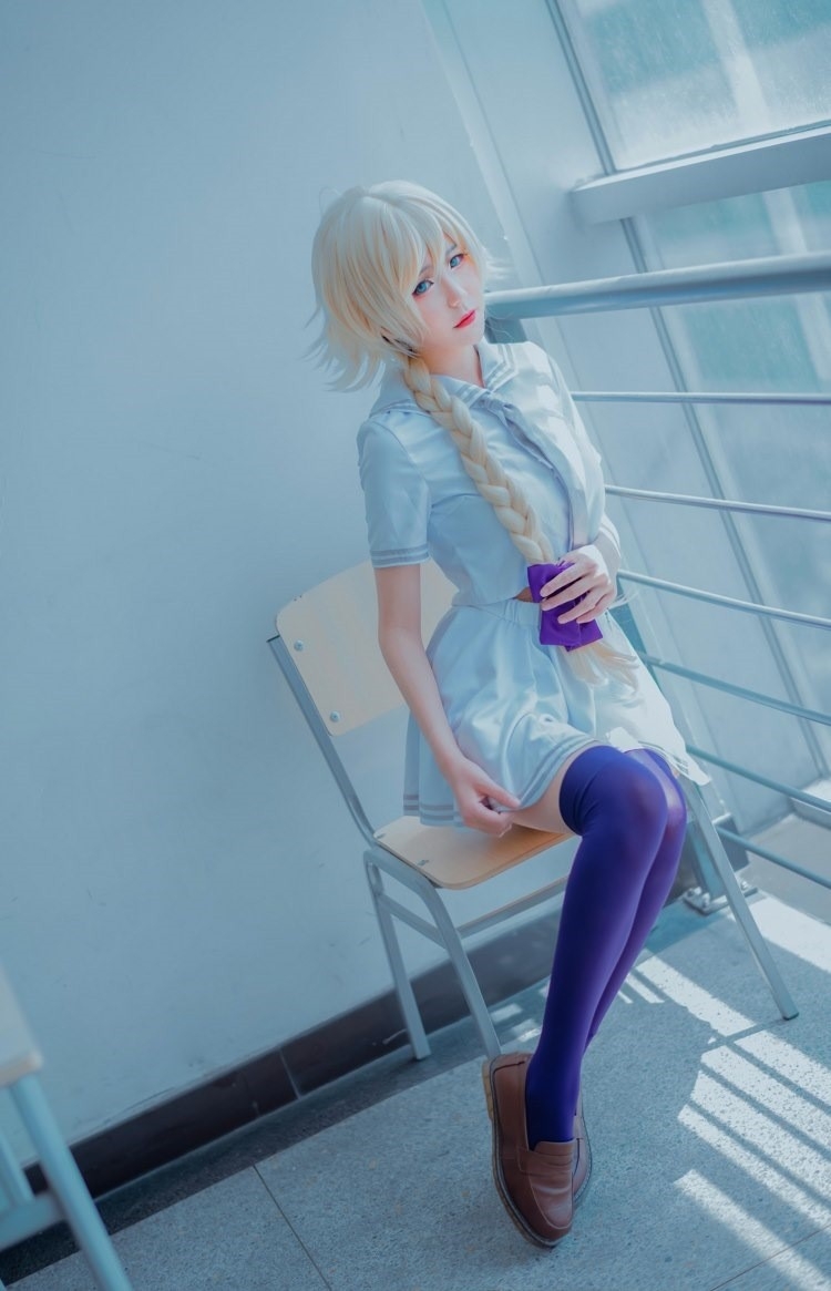 性感金发红唇美女蓝色丝袜制服cosplay写真 