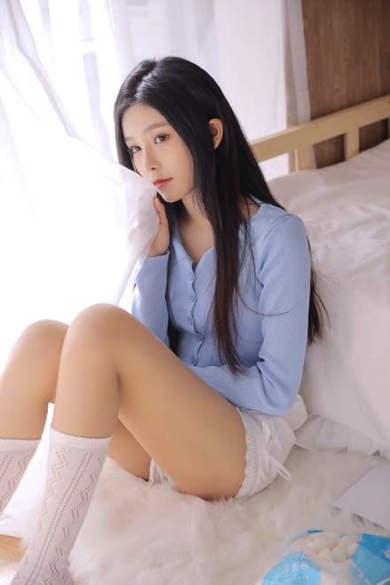 性感美女夏小秋私房红衣写真酥胸诱惑 