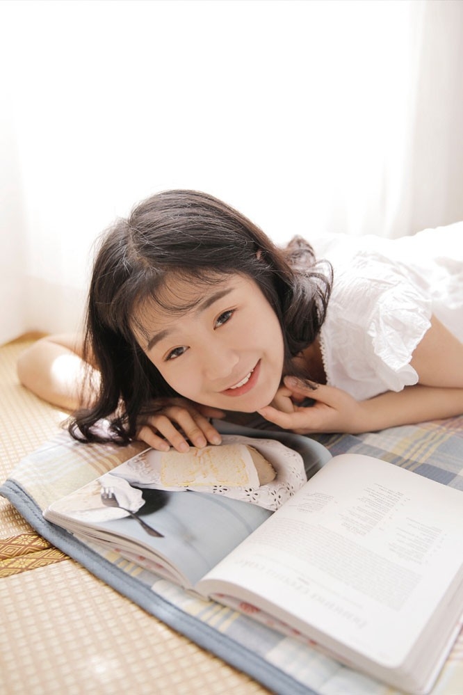日本开苞美少女纯真甜美私房睡裙美腿白嫩可爱生活写真 