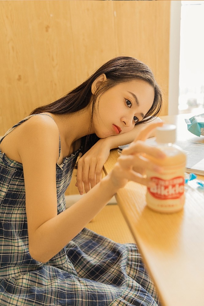 娇艳淑惠女神校花蓝色格子裙私房个人写真 