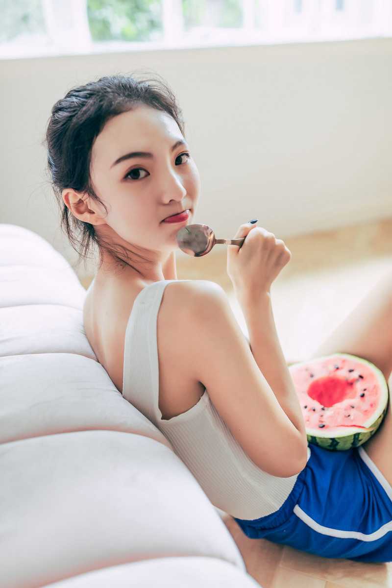 90后美女嫩模萌琪琪性感蕾丝内衣私房照摄影 