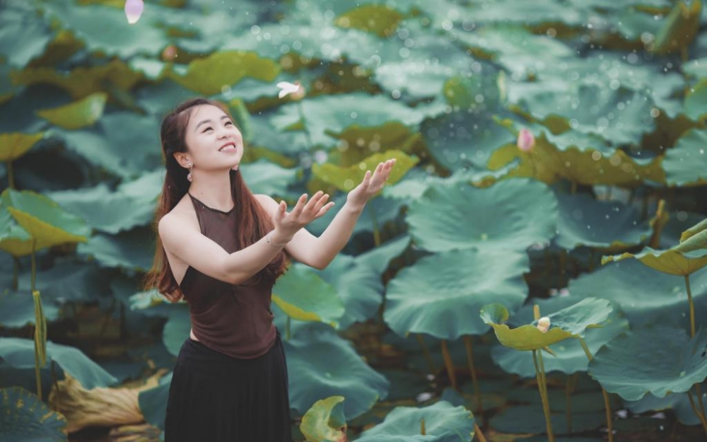 像莲花一样的极品美女前凸后翘好身材人体艺术照 